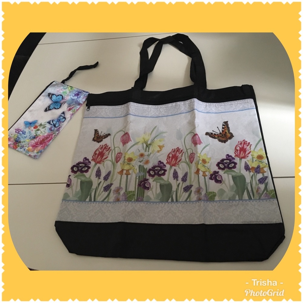 Beautiful, vinyl shopping or beach tote & wristlet